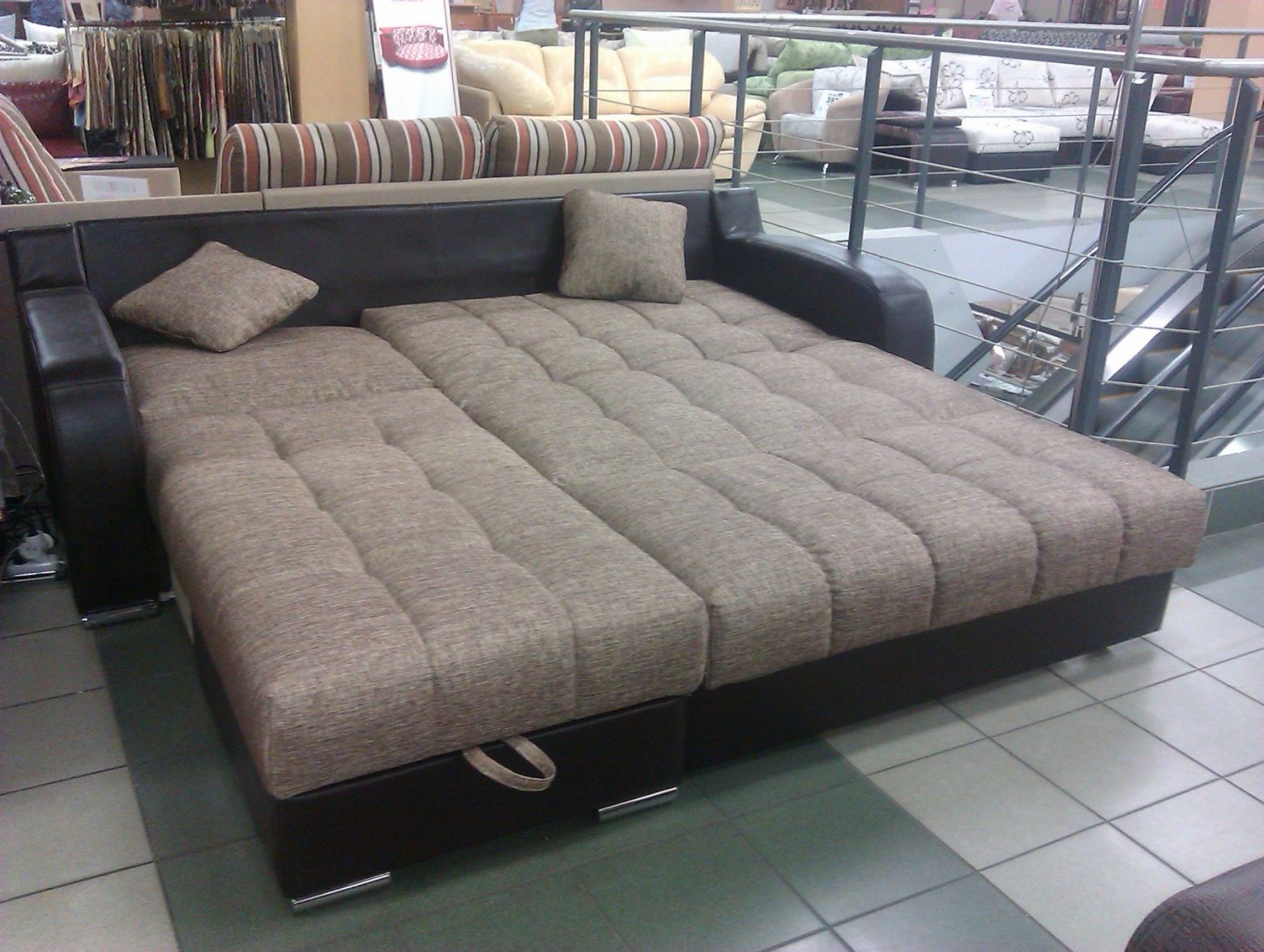 диван выкатной с большим спальным местом